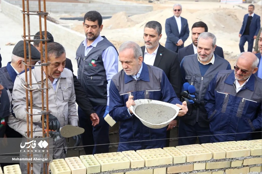 عکس |  حرکت جالب پزشکیان؛ لباس کارگری پوشید و بیل به دست گرفت!