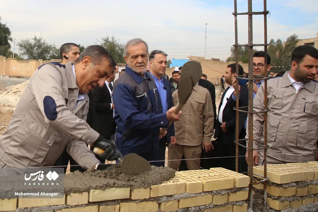 عکس |  حرکت جالب پزشکیان؛ لباس کارگری پوشید و بیل به دست گرفت!