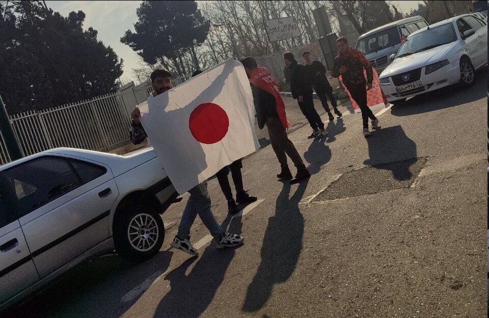 عکس | اقدام جنجالی تماشاگران تراکتور برای بازی با پرسپولیس در ورزشگاه آزادی!