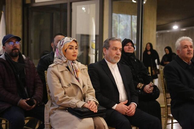 عکس | همسر جوان و زیبای عراقچی تغییر پوشش داد!