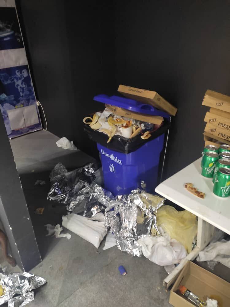 عکس | فاجعهای که بازیکنان التعاون در رختکن یادگار به وجود آوردند! عکس | فاجعهای که بازیکنان التعاون در رختکن یادگار به وجود آوردند!