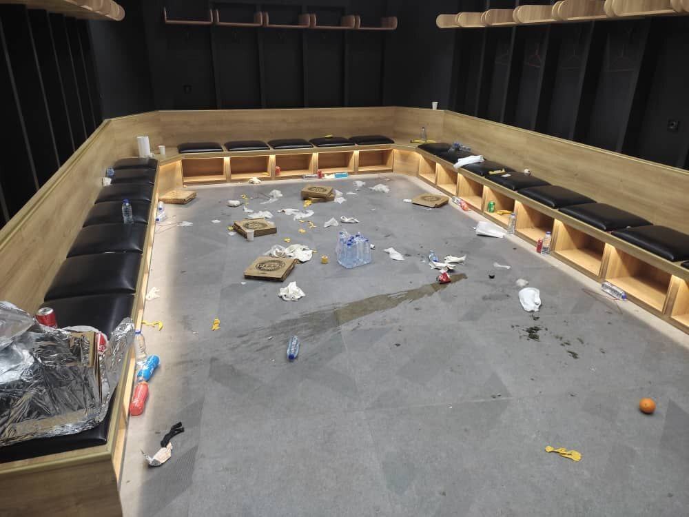 عکس | فاجعهای که بازیکنان التعاون در رختکن یادگار به وجود آوردند! عکس | فاجعهای که بازیکنان التعاون در رختکن یادگار به وجود آوردند!