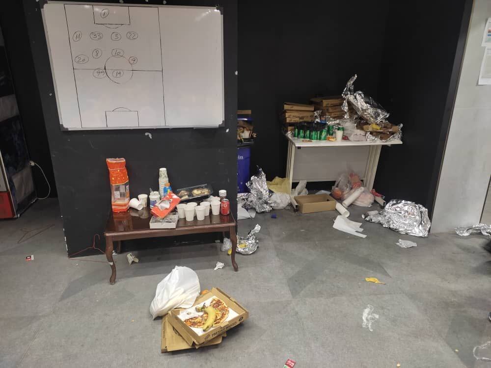 عکس | فاجعهای که بازیکنان التعاون در رختکن یادگار به وجود آوردند! عکس | فاجعهای که بازیکنان التعاون در رختکن یادگار به وجود آوردند!