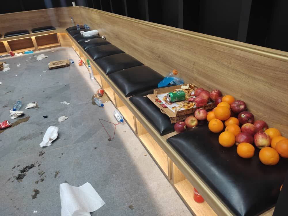 عکس | فاجعهای که بازیکنان التعاون در رختکن یادگار به وجود آوردند! عکس | فاجعهای که بازیکنان التعاون در رختکن یادگار به وجود آوردند!