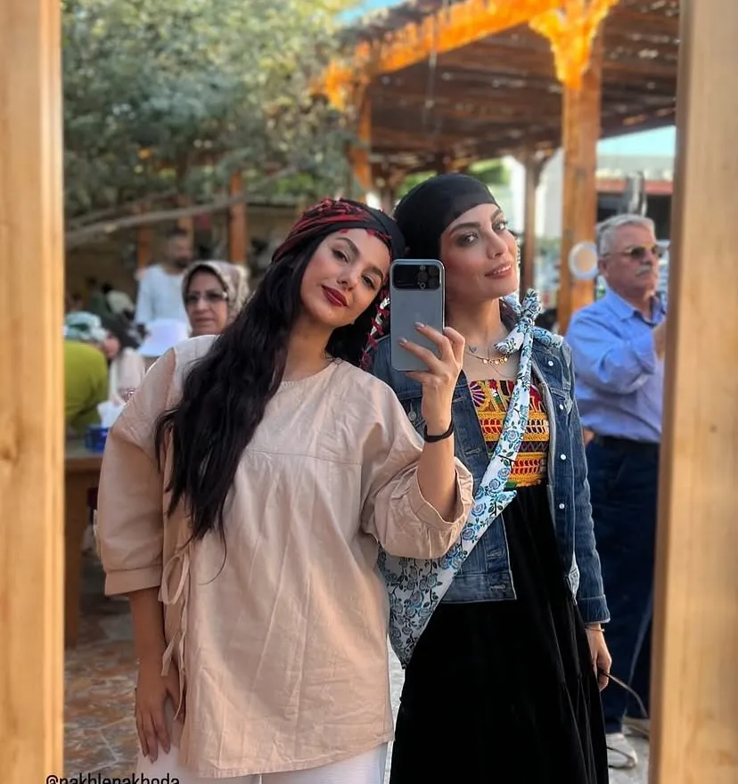 عکس | استایل جذاب و خیره کننده صحرا اسداللهی و جوانه دلشاد در سفر به قشم عکس | استایل جذاب و خیره کننده صحرا اسداللهی و جوانه دلشاد در سفر به قشم