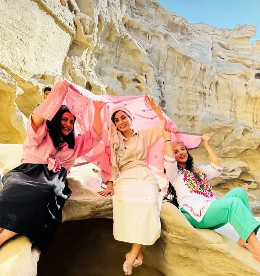 عکس | استایل جذاب و خیره کننده صحرا اسداللهی و جوانه دلشاد در سفر به قشم عکس | استایل جذاب و خیره کننده صحرا اسداللهی و جوانه دلشاد در سفر به قشم