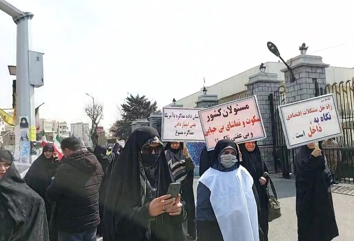 ویدئو | تجمع غیر قانونی کفن‌پوشان حامی قانون حجاب مقابل مجلس