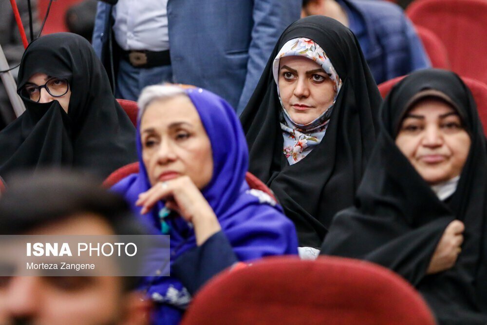 عکس | سنت شکنی دختر پزشکیان در یک مراسم خبر ساز شد عکس | سنت شکنی دختر پزشکیان در یک مراسم خبر ساز شد