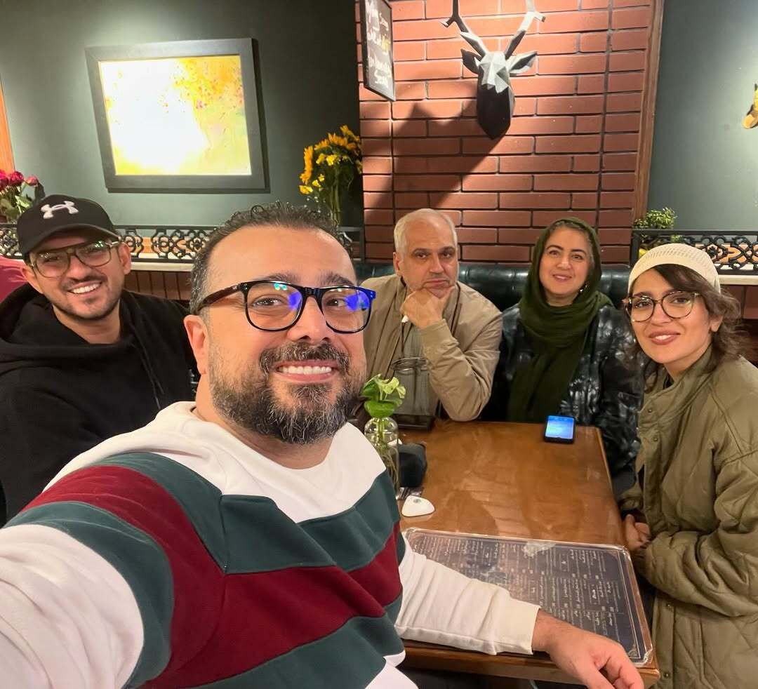 عکس | تصویری صمیمی از سپند امیرسلیمانی و مونا کرمی در جمع خانوادگی!