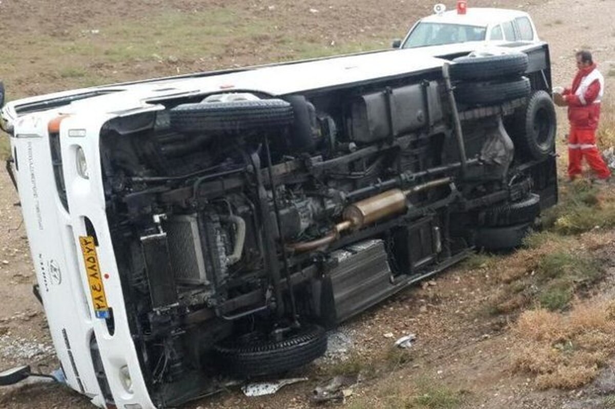 تصادف وحشتناک در آزاد راه قزوین _ زنجان | مصدومین ۱۵ مسافر در واژگونی مینی بوس