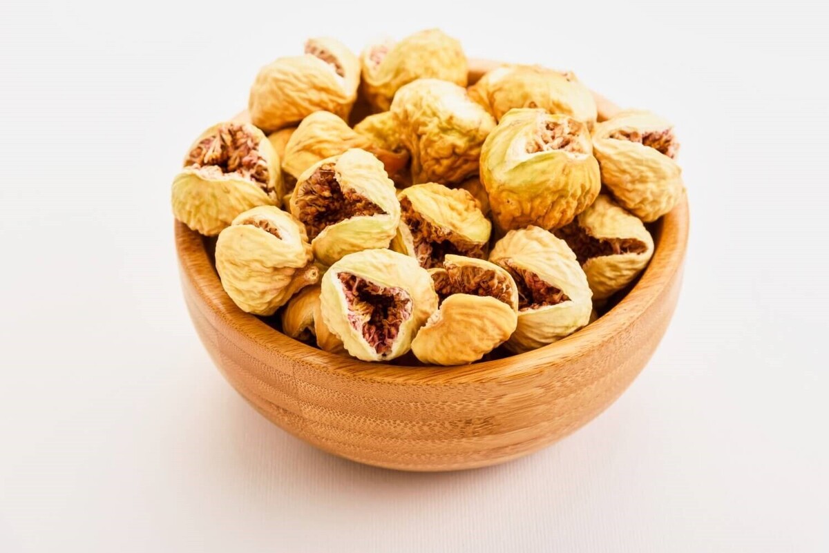 این میوه شیرین و خشک قاتل یبوست است