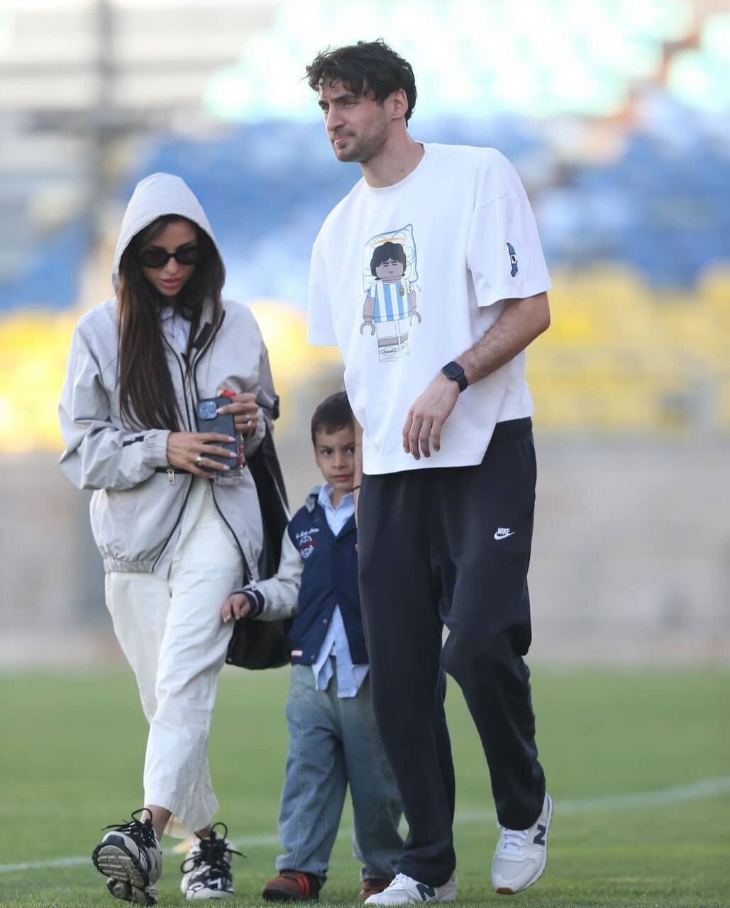 حضور همسر و فرزند ستاره پرسپولیس در تمرین جنجالی شد حضور همسر و فرزند ستاره پرسپولیس در تمرین جنجالی شد