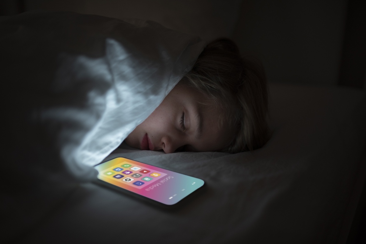 خطرات مهم استفاده از تلفن همراه قبل خواب | چگونه می‌توان این عادت را ترک کرد ؟
