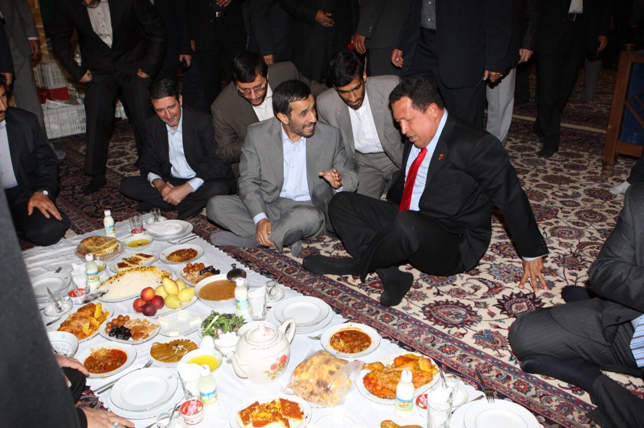 تصویری دیده نشده از زرشک پلو با مرغ خوردن احمدی نژاد و هوگو چاوز در مشهد