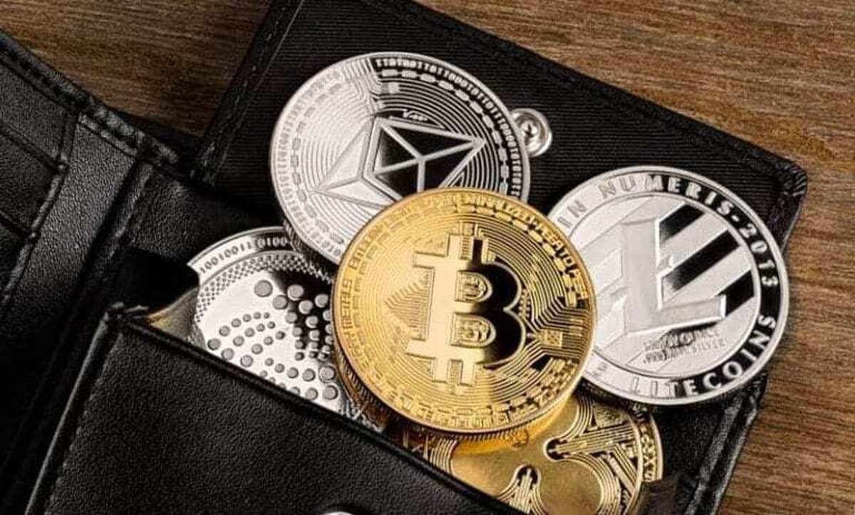 قیمت ارز‌های دیجیتال اعلام شد | بیت کوین و اتریوم در رأس جدول