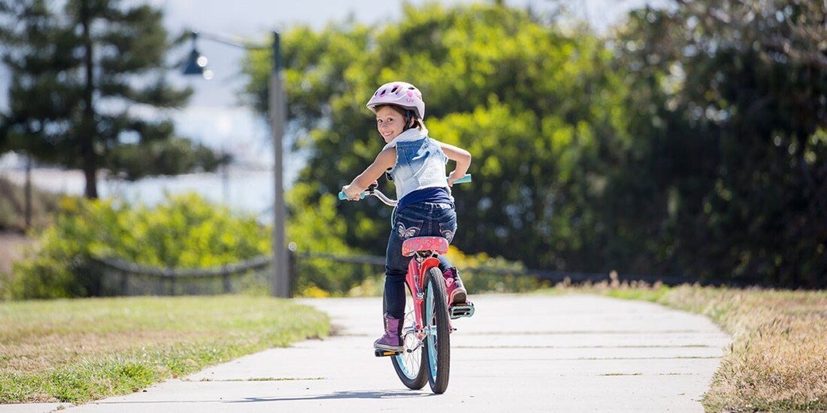 ویدیو | برخورد وحشتناک کودک دوچرخه سواری با شیشه فروشنده تلفن