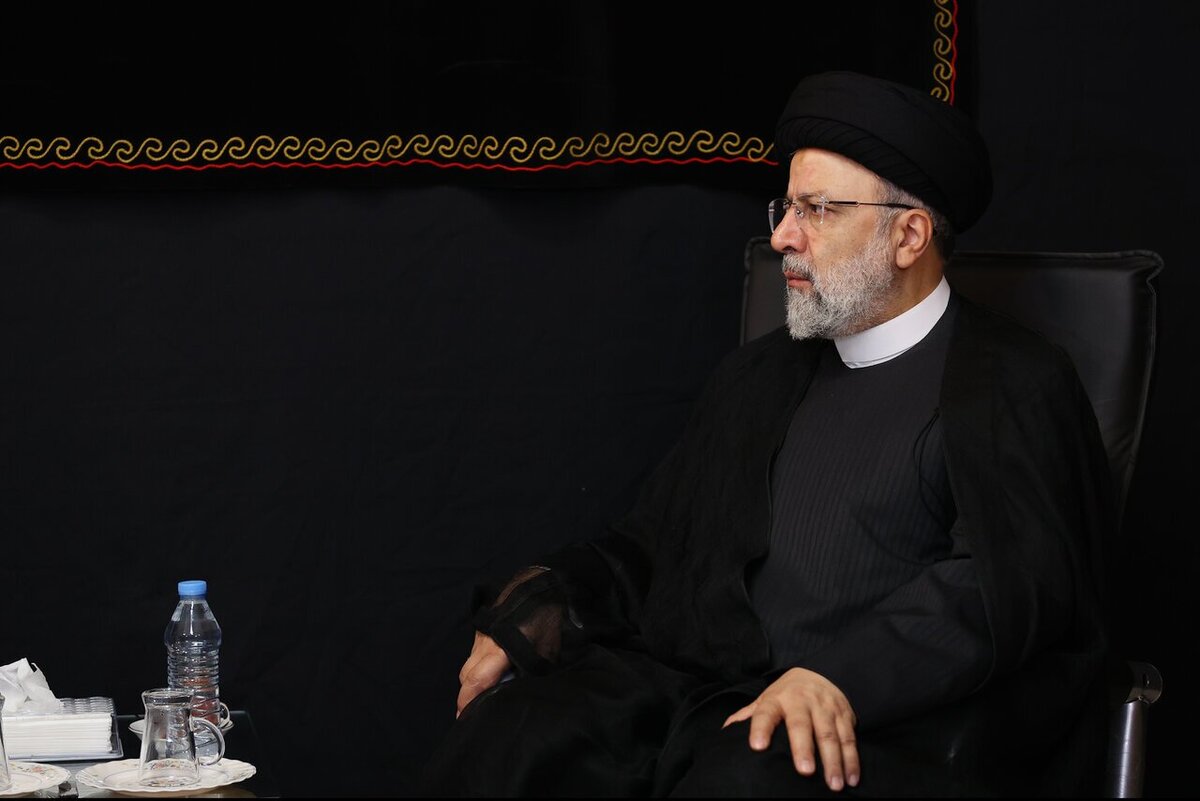عکس | همسر « ابراهیم رئیسی » و علم‌الهدی در کنار تابوت رئیس‌جمهور