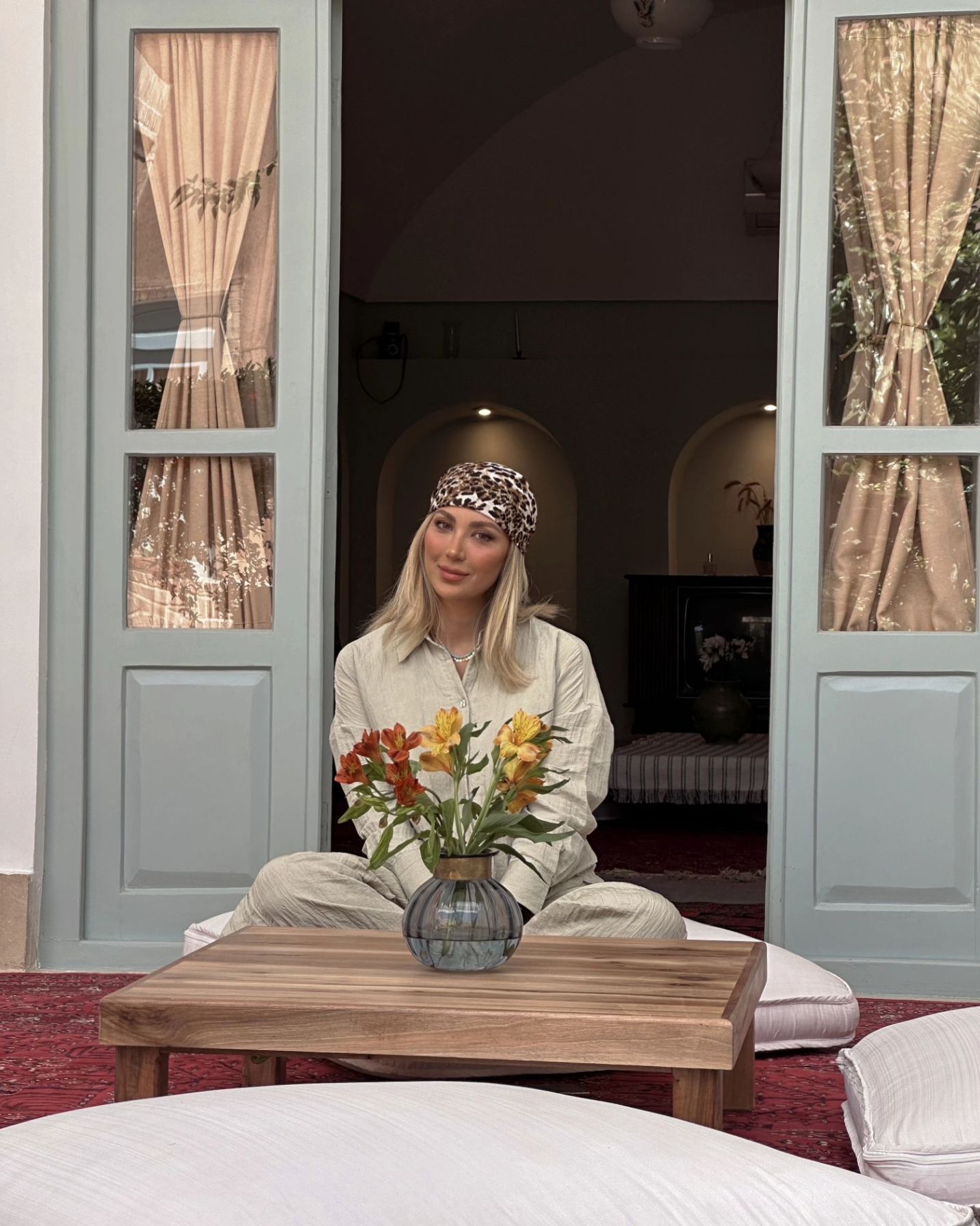 عکس | تصاویر زیبا از استایل جذاب همسر بهرام رادان در یزد!