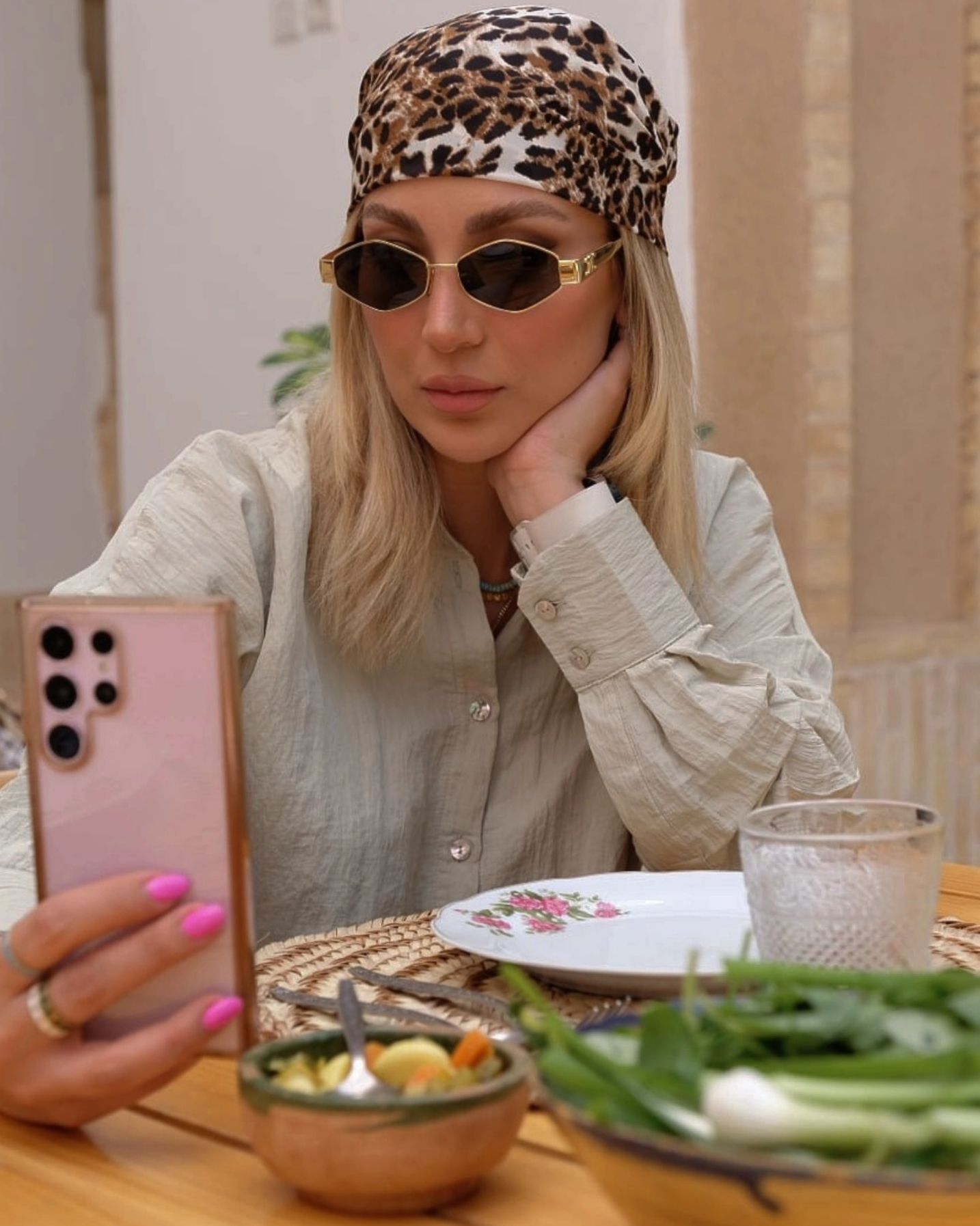 عکس | تصاویر زیبا از استایل جذاب همسر بهرام رادان در یزد!