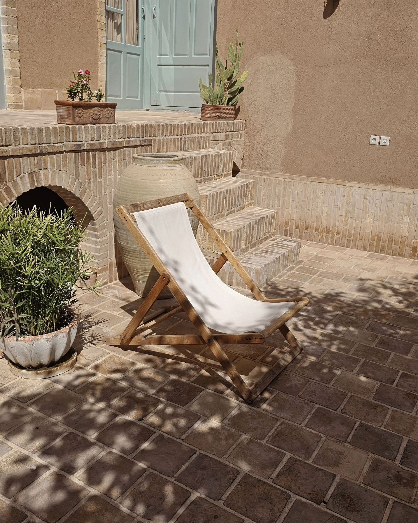 عکس | تصاویر زیبا از استایل جذاب همسر بهرام رادان در یزد!