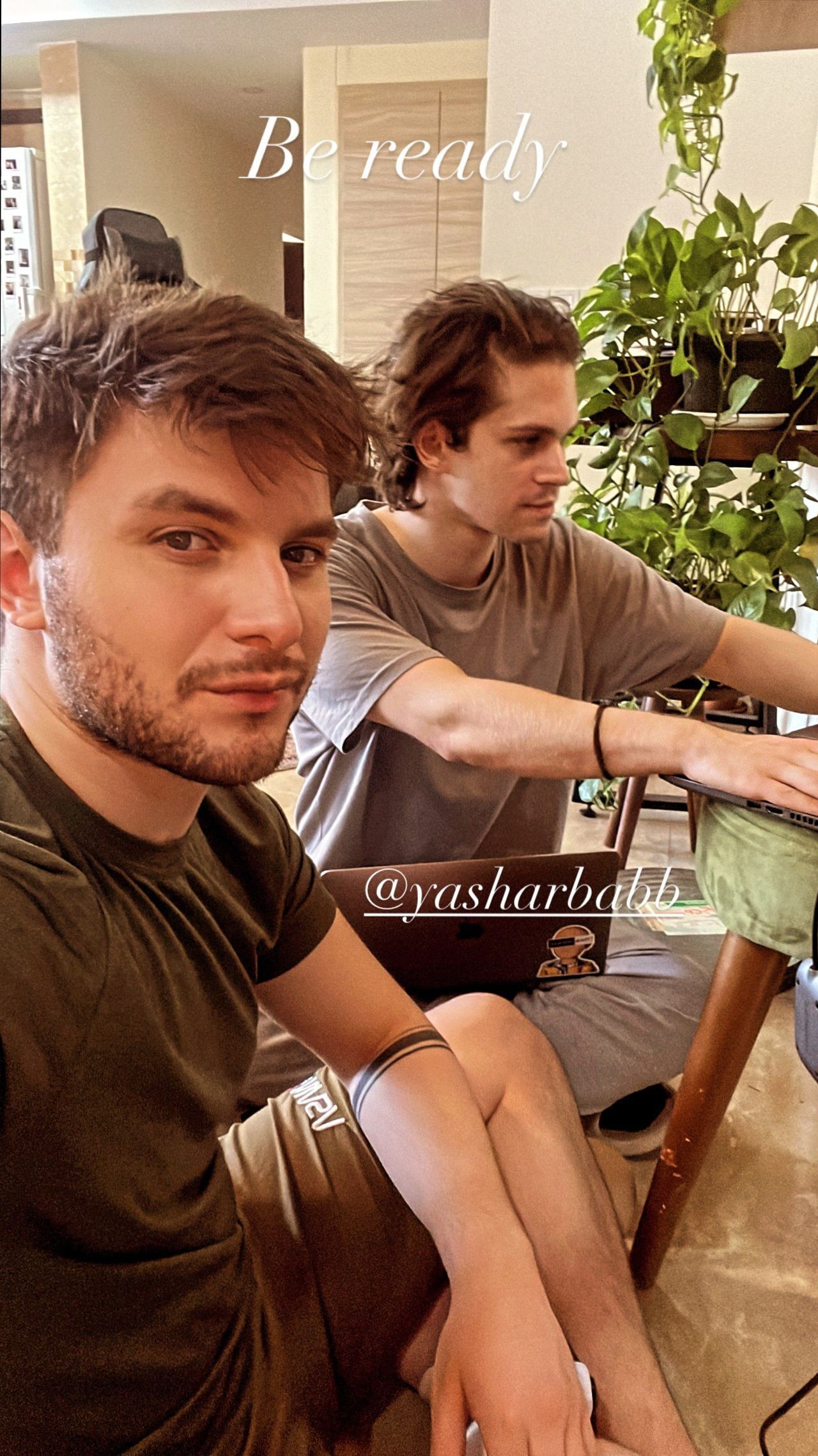 عکس | پسر امین حیایی با استایلی جذاب در یک کافه رستوران عکس | پسر امین حیایی با استایلی جذاب در یک کافه رستوران