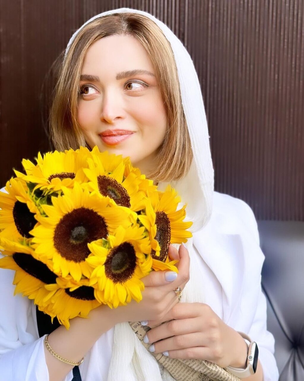 عکس | بهنوش طباطبایی و گل‌هایی که هدیه گرفته؟!