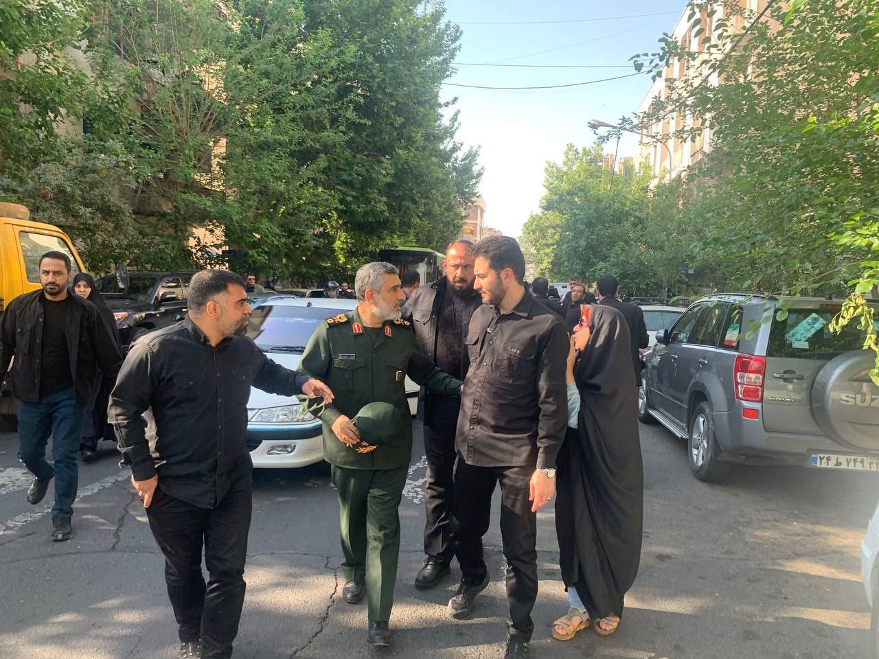 عکس | مقامات کشوری و لشکری در تشییع رئیس جمهور عکس | مقامات کشوری و لشکری در تشییع رئیس جمهور