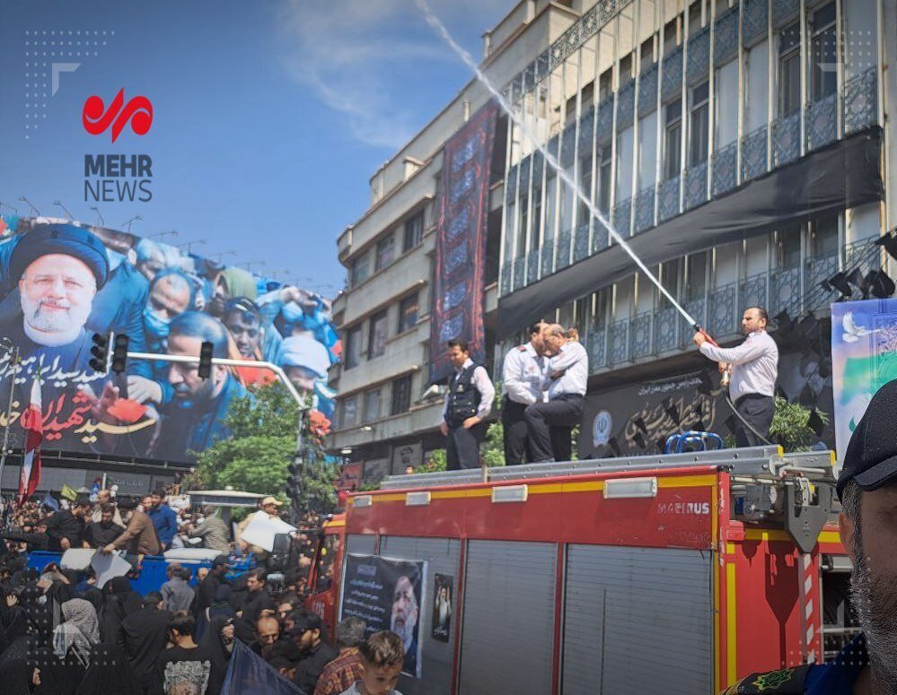 مراسم تشییع پیکر رییسی | خودروهای آبپاش در مراسم چه میکردند؟ مراسم تشییع پیکر رییسی | خودروهای آبپاش در مراسم چه میکردند؟