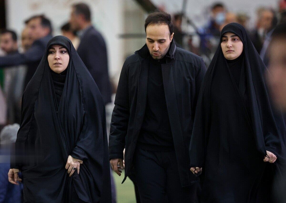 ویدئو| دختران رئیسی و سردار سلیمانی در مراسم تشییع رییس‌جمهور حاضر شدند