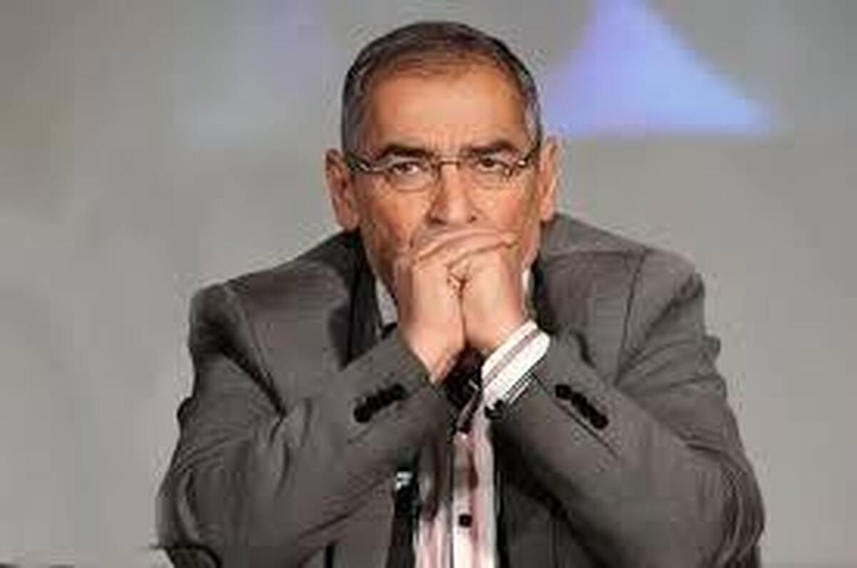 صادق زیباکلام در زندان به سرطان مبتلا شد
