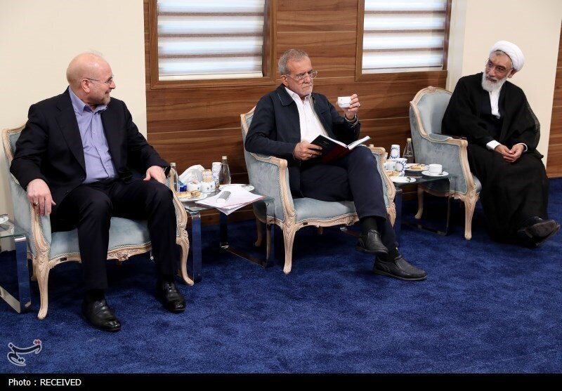 عکس | پشت صحنه مناظره انتخاباتی دیشب چه خبر بود؟! عکس | پشت صحنه مناظره انتخاباتی دیشب چه خبر بود؟!