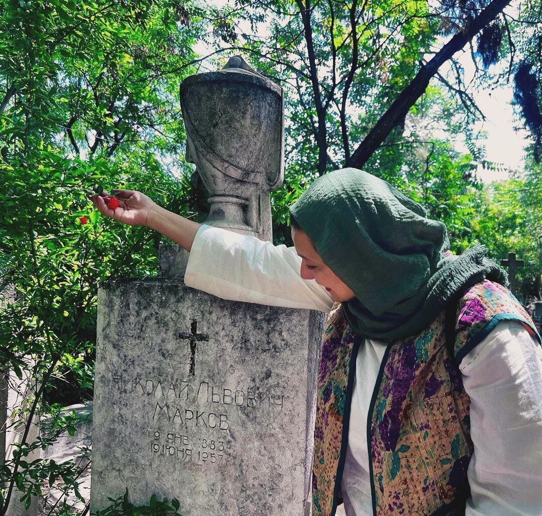 عکس | عکس جدید شبنم مقدمی در آرامستان روس‌ها