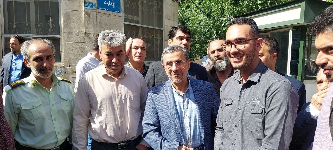 عکس | احمدی‌نژاد و طرفدارانش در نارمک