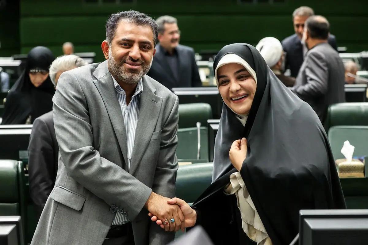 عکس یادگاری خواهر و برادر راه یافته به مجلس در روز افتتاحیه!
