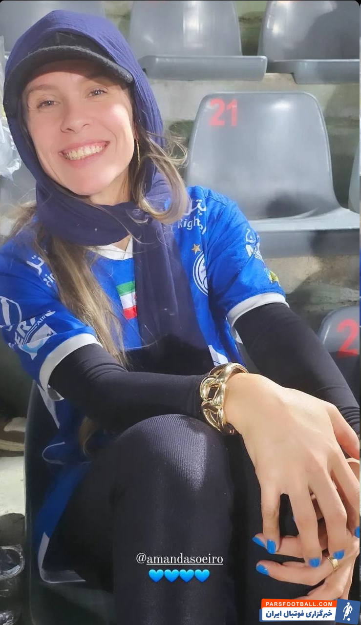 عکس | همسر ستاره استقلال در ورزشگاه آزادی عکس | همسر ستاره استقلال در ورزشگاه آزادی