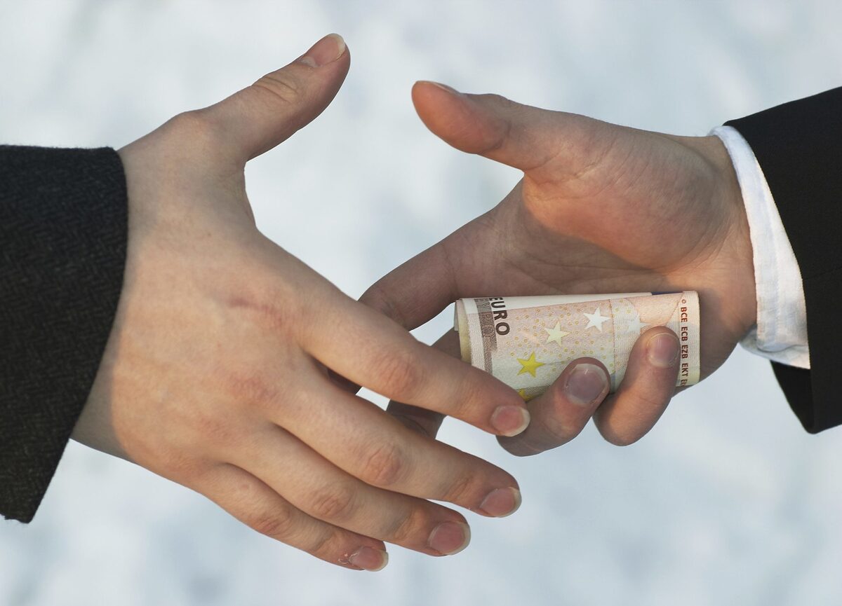 ۶ عضو شورای شهر سردشت ۳۲ هزار دلار رشوه گرفتند