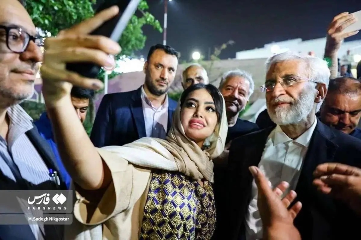 عکس | تصویری از سلفی گرفتن سعید جلیلی با دختر جوان!