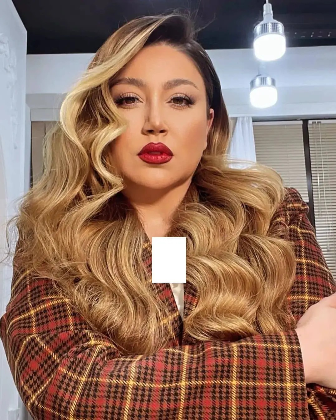 عکس | ماجرای جنجال خواننده زن آذربایجانی در خیابان‌های اردبیل چیست؟!