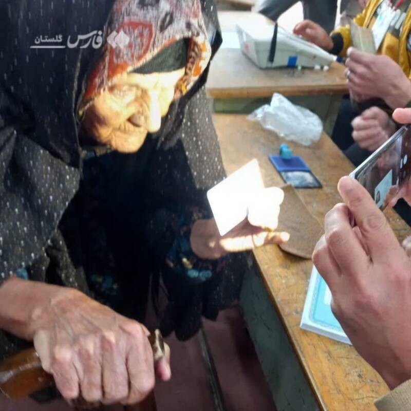 عکس | تصویری از بانوی ۱۲۴ ساله ایرانی در پای صندوق رای!