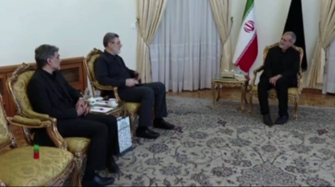 عکس | دیدار پزشکیان و زاکانی جنجال به پا کرد! عکس | دیدار پزشکیان و زاکانی جنجال به پا کرد!