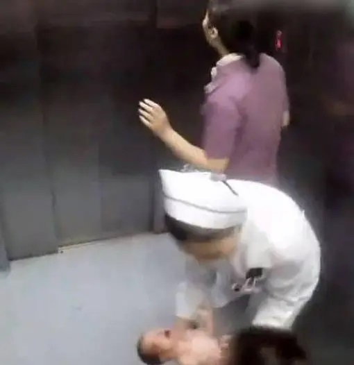 عکس | زایمان سخت و عجیب یک زن در این مکان عمومی!