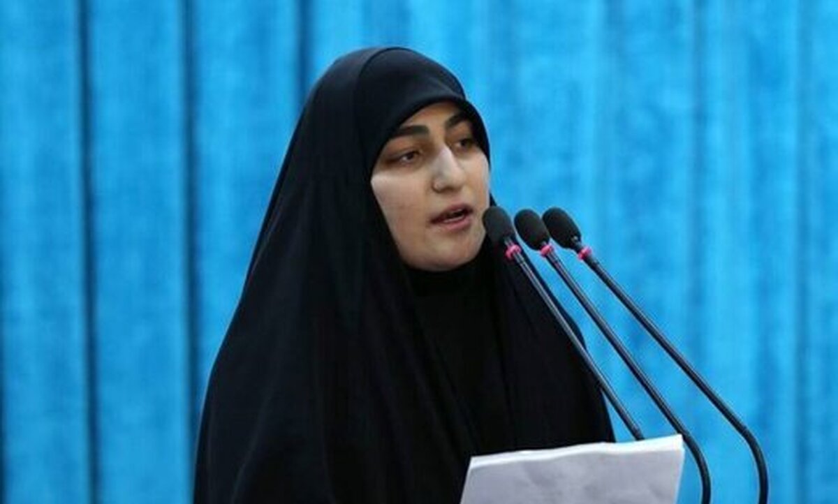 عکس | تصویری از چهره غمگین دختر سردار سلیمانی در حسینیه با حضور رهبر