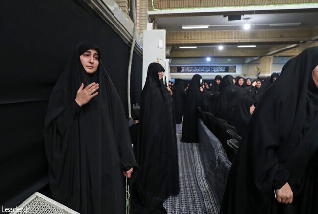 عکس | تصویری از دختر سردار سلیمانی در حسینیه با حضور رهبر عکس | تصویری از دختر سردار سلیمانی در حسینیه با حضور رهبر