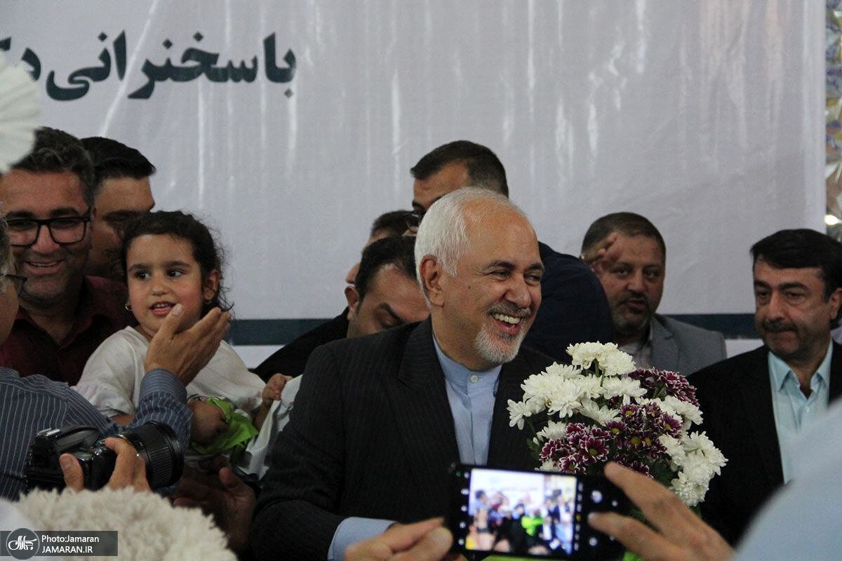 ظریف در این همایش انتخاباتی متفاوت ظاهر شد + عکس