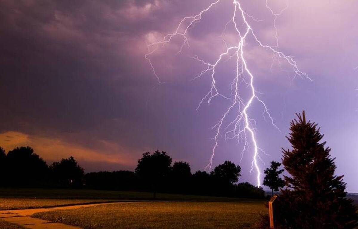مرگ تلخ یک نفر در اثر برخورد با صاعقه در شاهرود