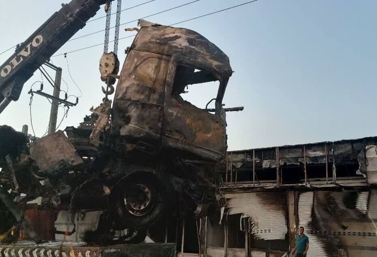 برخورد تریلی با ۴ مغازه در اراک حادثه آفرید | یک نفر جان باخت