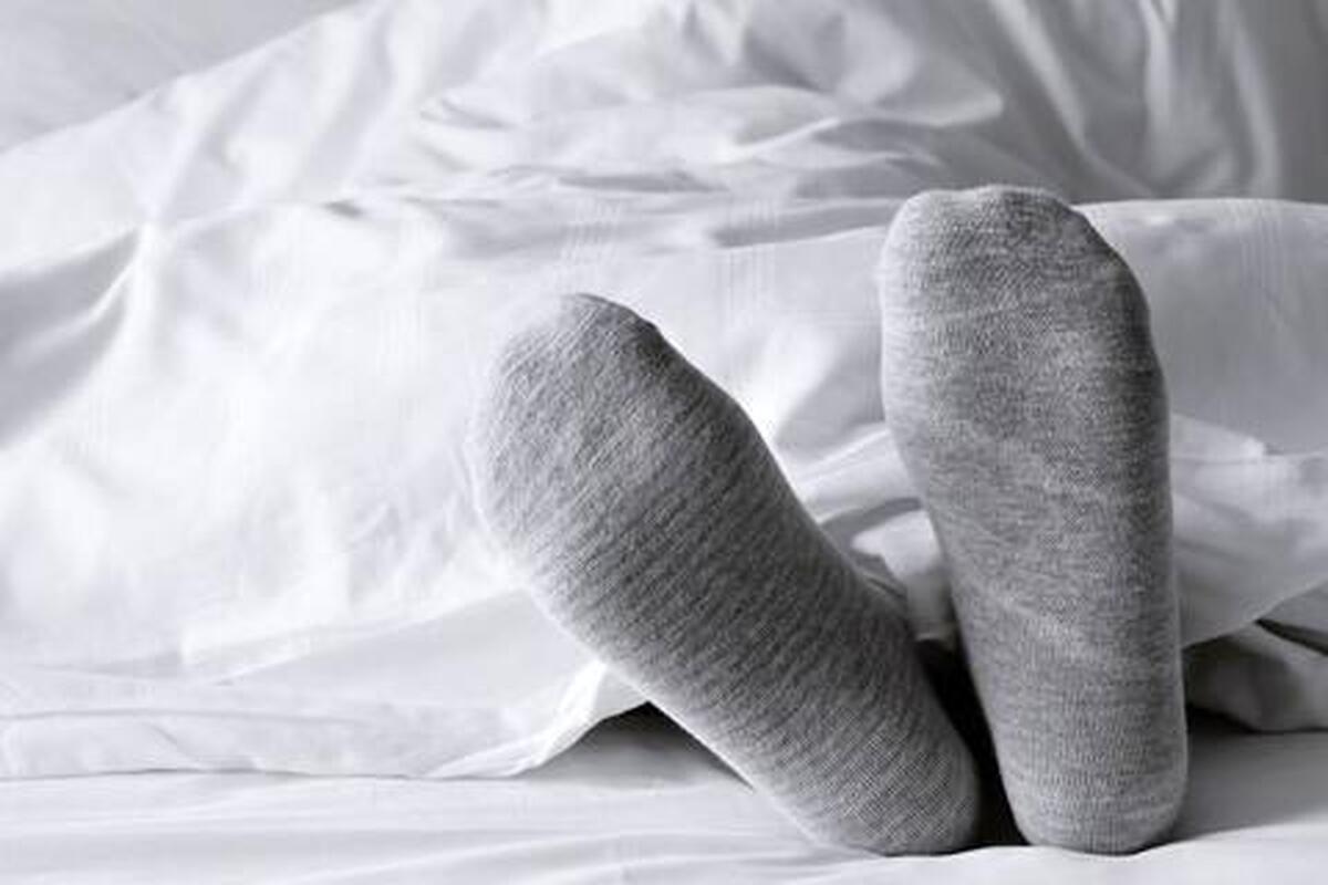 چند دلیل منطقی برای اینکه بدانیم چرا خوابیدن با جوراب عادت خوبی نیست