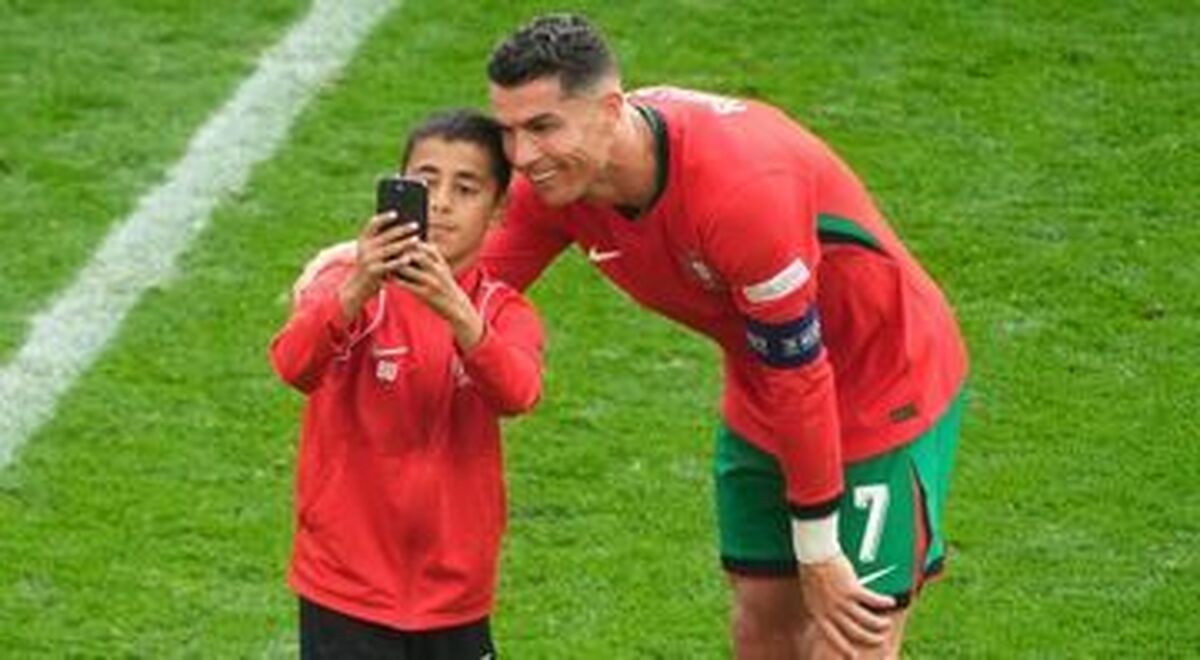 سلفی پسربچه ۱۰ ساله با رونالدو مشکل ساز شد + عکس