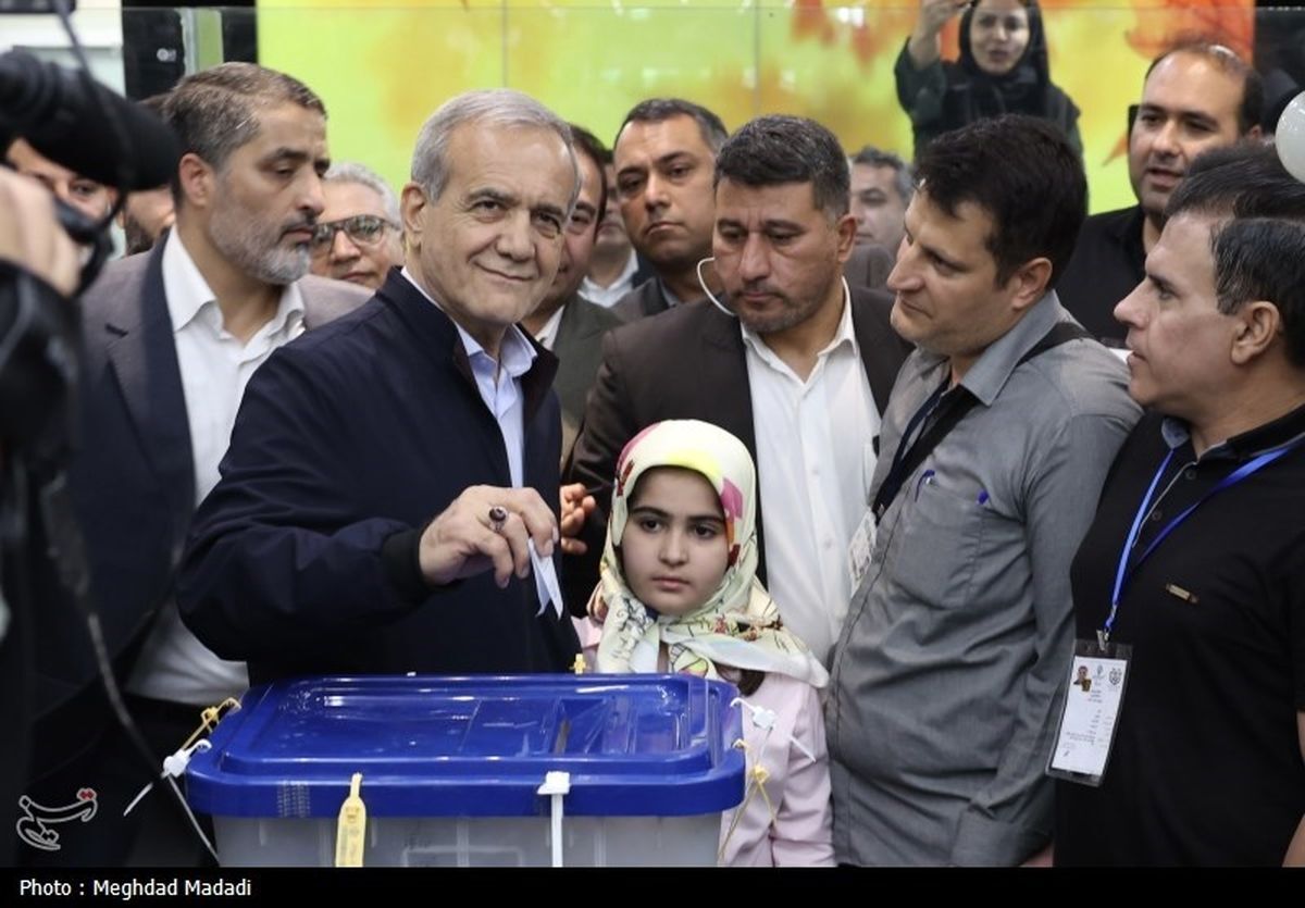 عکس | مسعود پزشکیان به همراه دختر و نوهاش در شعبه اخذ رای! عکس | مسعود پزشکیان به همراه دختر و نوهاش در شعبه اخذ رای!