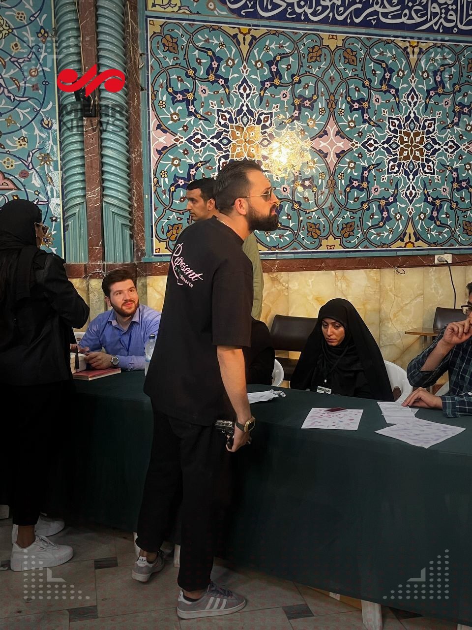 عکس | محسن افشانی به همراه همسر دومش در حسینه ارشاد رای دادند!